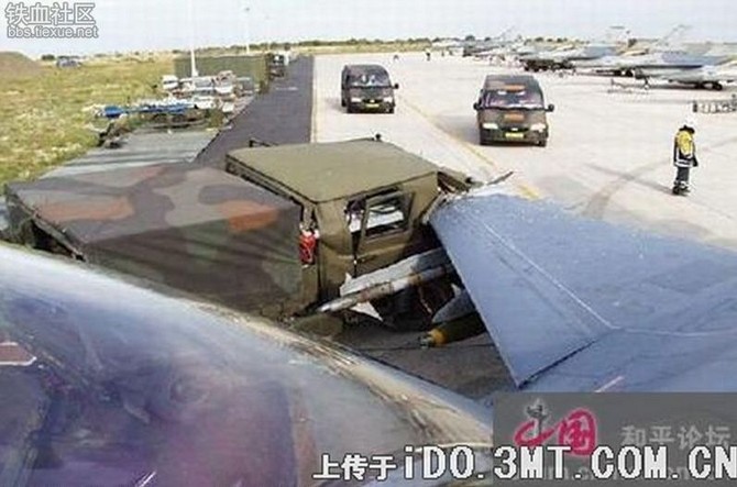 Cánh của một chiếc tiêm kích F-16 phang thẳng vào một xe tải.