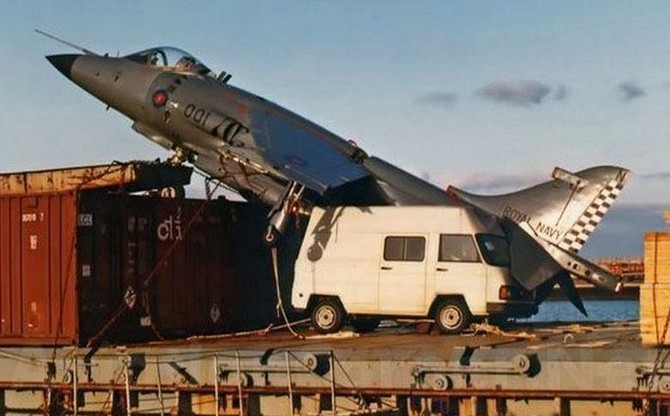 Một chiếc Harrier của Anh buộc phải hạ cánh trên nóc một chiếc xe tải nhỏ.