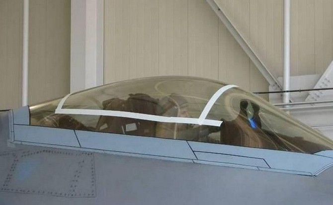 Buồng lái công nghệ cao của tiêm kích tàng hình F-22 “khóa” phi công ở bên trong.