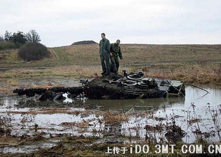 Xe tăng chiến đấu số 1 thế giới Leopard 2 của Đức cũng phải chịu khuất phục trước đầm lầy.