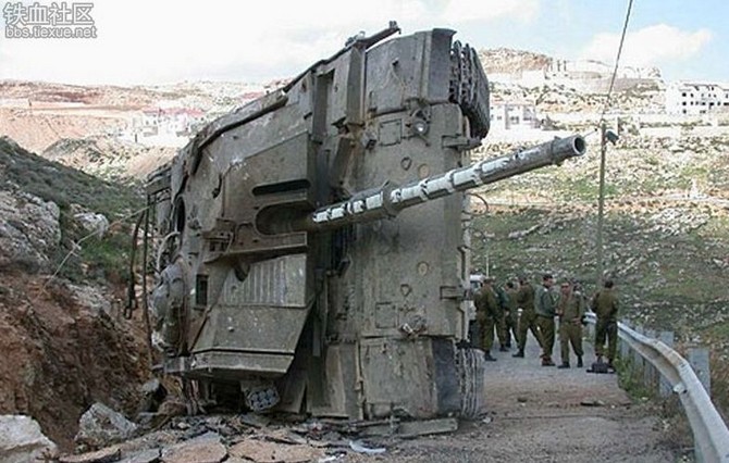 Có thể thấy, trọng lượng của một chiếc xe tăng Merkava của Israel nặng tới mức nào.