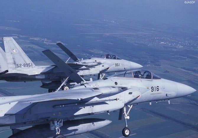 F-15 của Nhật Bản đang rất vất vả để xua đuổi máy bay Trung Quốc.