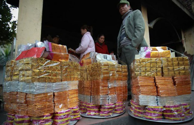 Ước tính người Việt đốt cháy hàng trăm tỷ đồng theo vàng mã, một thống kê của Bộ Văn hóa Thể thao & Du lịch cho biết, khoảng 50.000 tấn vàng mã được sử dụng ở nước ta hàng năm.