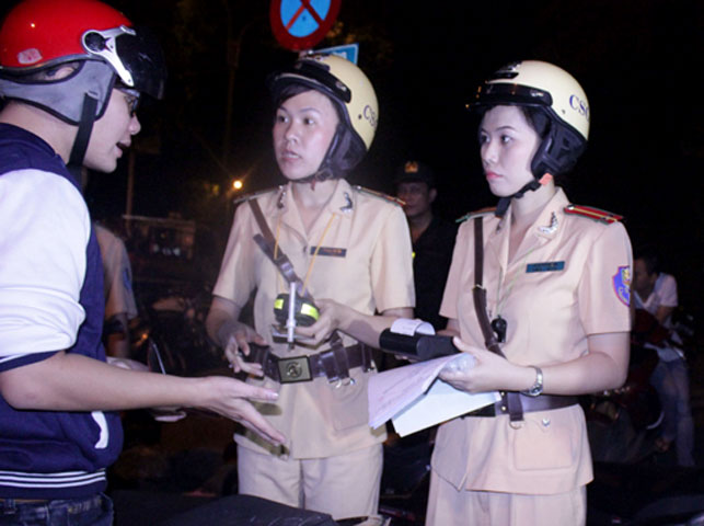 Các nữ Cảnh sát giao thông giải thích cho người tham gia giao thông trước khi thực hiện đo nồng độ cồn.