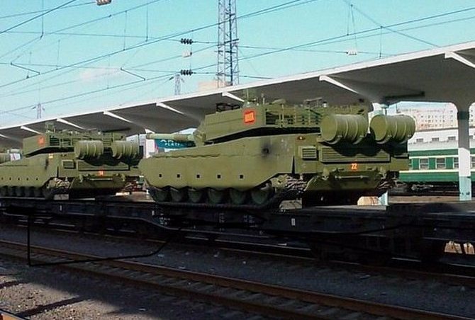 Có thể so sánh thấy, trong khi Type 99 sử dụng tháp pháo bảo vệ bằng giáp ERA  nhiều lớp thì xe tăng mới được thiết kế tháp pháo hình chữ nhật đồng nhất.