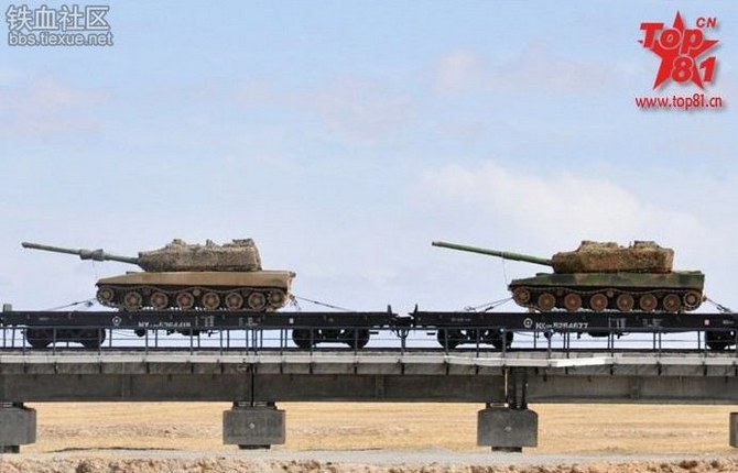 Ảnh hai chiếc xe tăng hạng  nhẹ  mới của Trung Quốc khi được vận chuyển bằng tàu hỏa lên Tây Tạng