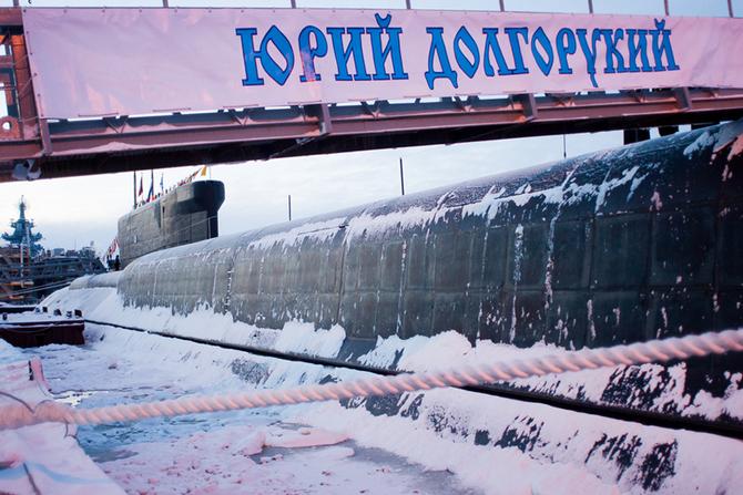 Tàu ngầm chiến lược thế hệ thứ tư Yuri Dolgoruky trong buổi  lễ tiếp nhận vào Hải quân Nga hôm 10/1.