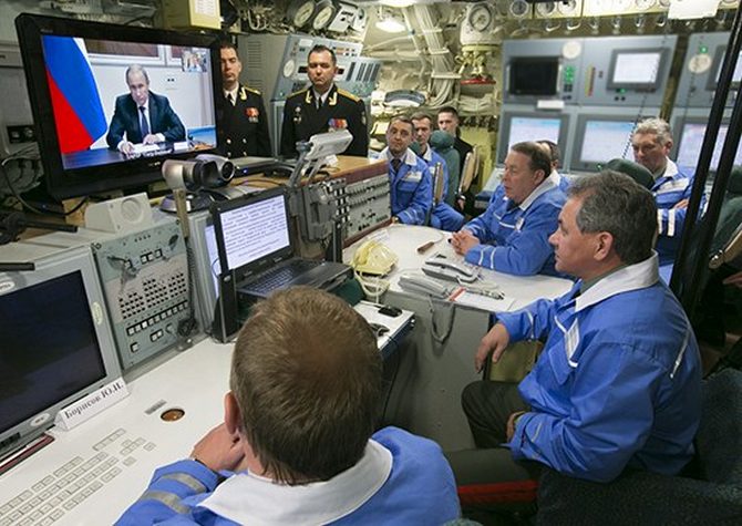 Bộ trưởng Quốc phòng Nga Sergei Shoigu ngồi bên trong con tàu và trực tiếp nói chuyện truyền hình 2 chiều với Tổng thống Vladimir Putin.