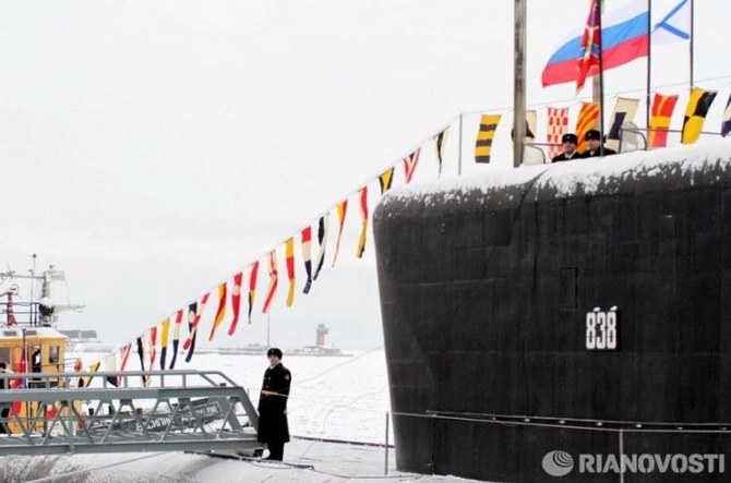 Cờ Hải quân Nga tung bay trên nóc tàu ngầm Yuri Dolgoruky.