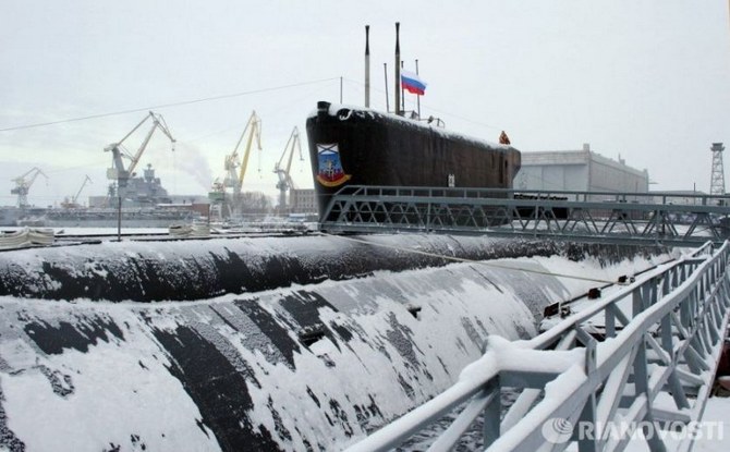 Tàu ngầm hạt nhân chiến lược mang tên lửa đường đạn Yuri Dolgoruky do Viện thiết kế Rubin thiết kế và hãng đóng tàu Sevmash khởi đóng năm 1996, hạ thủy năm 2008, thử nghiệm trên biển năm 2009-2010. Đơn giá của tàu là 826 triệu USD.