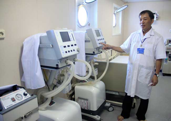 Bệnh viện thu nhỏ của tàu gồm 9 phòng, thực hiện các chức năng như mổ, hồi sức cấp cứu, siêu âm… được trang bị máy móc hiện đại.