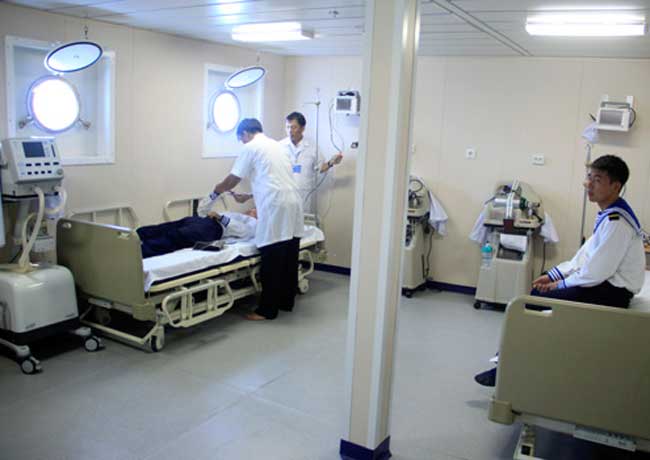 Phòng hồi sức cấp cứu khá rộng rãi. Ngoài diện tích đặt trang thiết bị, phòng thích hợp ứng cứu trong trường hợp nhiều bệnh nhân.