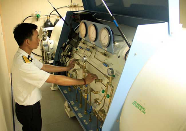 Phòng giảm áp với thiết bị bình giảm áp thế hệ mới nhất của Mỹ. Thiết bị này có thể cấp cứu cùng lúc 8-10 ngư dân gặp tai biến khi lặn, tại nạn thường gặp nhất của ngư dân đi biển. (Nguồn VnExpress)