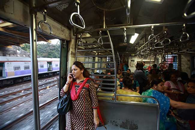 Trong diễn biến mới nhất vụ hiếp dâm nữ sinh 23 tuổi tại Ấn Độ, nhà chức trách nước này đã quyết định dành một số chuyến tàu chỉ dành riêng cho phụ nữ.  