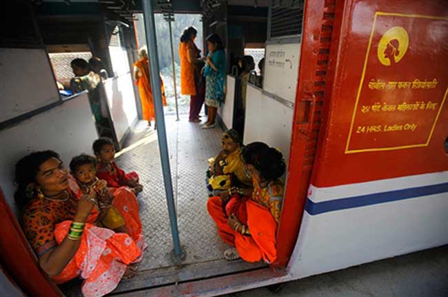 Dù chật hẹp nhưng những người phụ nữ này Ấn Độ vẫn cảm thấy an tâm hơn với những chuyến tàu này.