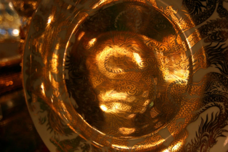 Quà tặng trung bình như, bộ 12 con giáp vẽ vàng có giá hơn 1,6 triệu đồng, tượng thần tài lộc may mắn hay các loại tiền USD, euro nhiều mệnh giá khác nhau được làm từ vàng 24k có giá từ 2 - 2,2 triệu đồng. Hàng 