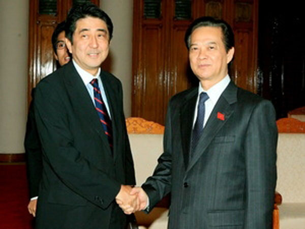  Nhân chuyến công du sắp tới của Thủ tướng Nhật Bản, ông Shizo Abe tới Đông Nam Á sau khi đắc cử, Tân Hoa xã dẫn nguồn “truyền thông Nhật Bản” cho rằng, lịch trình chuyến thăm như vậy đã cho thấy Nhật Bản muốn tăng cường quan hệ với các nước ASEAN này, tạo ra “thế kiềm chế” đối với Trung Quốc – nước luôn đòi hỏi quyền lợi biển một cách vô lý và bất hợp pháp ở biển Đông và biển Hoa Đông. Trong ảnh là Thủ tướng Nguyễn Tấn Dũng tiếp cựu Thủ tướng Nhật Bản Shinzo Abe (nay là đương kim Thủ tướng Nhật Bản) tháng 11/2010, tại Hà Nội. 