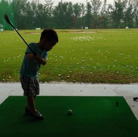 Mới đây, Cường Đô la đã khoe ảnh dẫn con trai đi chơi ở sân golf. Cậu nhóc trông rất ra dáng người lớn khi cầm gậy và vào thế sẵn sàng cho một cú đánh đẹp. 