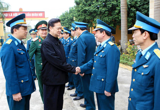 Đảng, Nhà nước hết sức cố gắng trang bị cho quân đội đi thẳng vào hiện đại phù hợp với khả năng của đất nước - Thủ tướng Nguyễn Tấn Dũng nhấn mạnh.