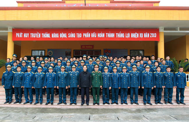 Thủ tướng chụp ảnh chung với cán bộ, sỹ quan và chiến sỹ Đoàn tên lửa phòng không 64 (Theo TT&VH)