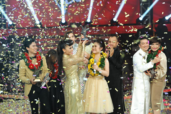 Đúng như dự đoán của công chúng, cuộc chiến giành ngôi quán quân của The Voice mùa đầu tiên là cuộc đua song mã giữa Hương Tràm và Đinh Hương dù cho HLV Đàm Vĩnh Hưng có kêu gọi fan ủng hộ cho Xuân Nghi thì cũng không thể giúp cô gái này tạo nên bất ngờ. Cô gái 17 tuổi Hương Tràm đã xuất sắc vượt qua đối thủ nặng kí Đinh Hương để giành chiến thắng trong niềm hạnh phúc khó tả.