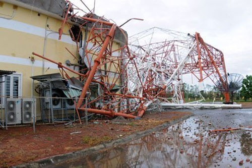 Tháp truyền hình cao nhất miền Bắc đổ sập trong bão Sơn Tinh