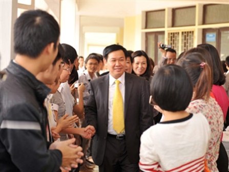 GS.TS Vương Đình Huệ luôn thân thiện, gần gũi với sinh viên Học viện Tài chính.