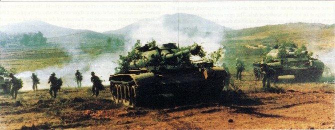 Xe tăng T-62 Việt Nam diễn tập tấn công cùng bộ binh.