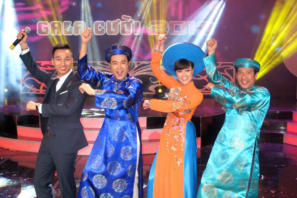   Đặc biệt trong đó có bức ảnh, các nghệ sĩ Vân Dung, Quang Thắng, ca sĩ Minh Quân mặc áo dài dân tộc nhảy Gangnam style.