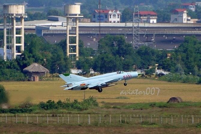 Theo một số nguồn tin, Việt Nam có thể sở hữu khoảng hơn 100 chiếc thuộc 2 biến thể: MiG-21bis và biến thể huấn luyện 2 chỗ ngồi MiG-21UM.
