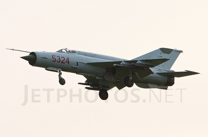 Cùng với MiG-17 và MiG-19, MiG-21 đã nhanh chóng trở thành loại tiêm kích chủ lực của Không quân Việt Nam để có thể đối kháng trực tiếp trên không với Không quân Mỹ.