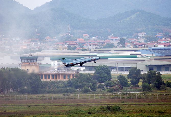 Hiện nay, Việt Nam có 3 trung đoàn trang bị MiG-21 gồm: Trung đoàn tiêm kích 921 và 927 thuộc Sư đoàn 371 và Trung đoàn 929 thuộc Sư đoàn 372.