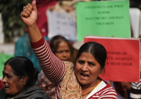 Người dân Ấn Độ xuống đường hôm 15/1 để phản đối những vụ cưỡng hiếp kinh hoàng trong thời gian qua. Ảnh: AFP