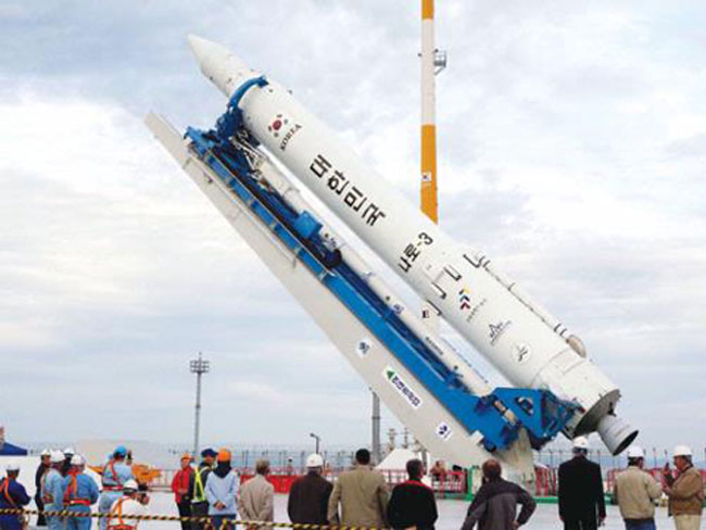 Hàn Quốc sẽ phóng tên lửa trong khoảng từ ngày 30/1 đến 8/2, sau khi nỗ lực lần ba đưa vệ tinh lên quỹ đạo năm ngoái thất bại do lỗi kỹ thuật. Tên lửa mang vệ tinh đầu tiên của Hàn Quốc dự kiến được phóng trong khoảng 30/1 đến 8/2. 