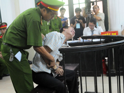 Đặng Trần Hoài giở trò khóc vật vã trước phiên tòa sơ thẩm hòng xin giảm án.