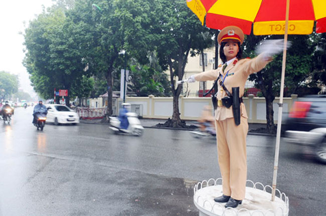 Trước đó, ngày 1/1/2013, không quản thời thời tiết giá lạnh đã có hàng chục nữ cảnh sát giao thông đứng điều tiết, hướng dẫn tại nhiều ngã tư lớn ở   Hà Nội vào giờ cao điểm buổi sáng và chiều.