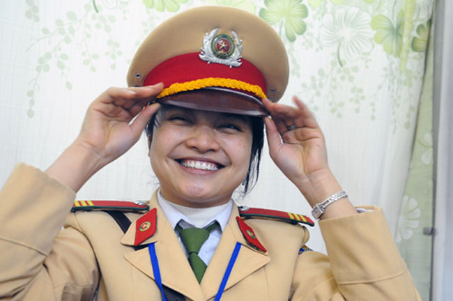 Thượng sĩ Đỗ Thị Loan (22 tuổi, Đội CSGT số 1, Phòng CSGT, Công an Hà Nội) tươi cười nhận nhiệm vụ. 