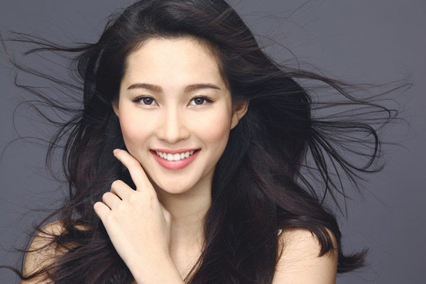 Hoa hậu Việt Nam 2012 đẹp dịu dàng, thuần khiết tựa như viên pha lê trong suốt. 