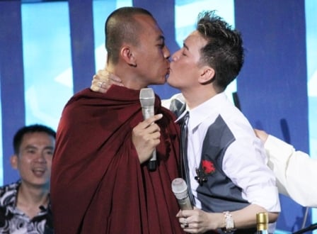 Táo quân 2013 sẽ không bêu riêu màn khóa môi của Đàm Vĩnh Hưng với nhà sư.