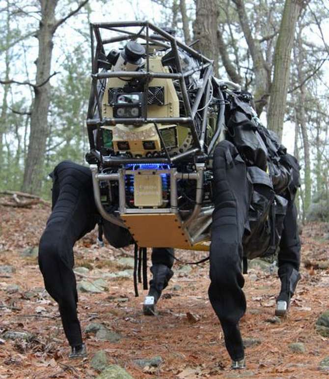 Trước đó, Mỹ đã thử nghiệm thành công robot chó có tên AlphaDog.