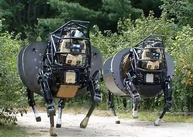 Robot AlphaDog do công ty Boston Dynamics của Mỹ phát triển, robot này có thể mang tải nặng 160kg, hành quân 20 dặm mà không cần nghỉ.