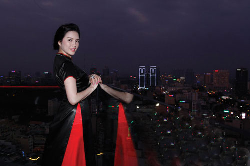 Theo Võ Việt Chung, Lý Nhã Kỳ là một trong những mỹ nhân mặc áo dài đẹp nhất của showbiz Việt, cô cũng đã nhiều lần đem niềm tự hào của dân tộc qua các nước bạn để giới thiệu cũng như quảng bá.