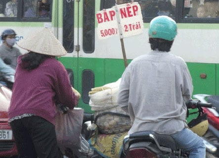 Bắp luộc bán dạo ở TP. HCM