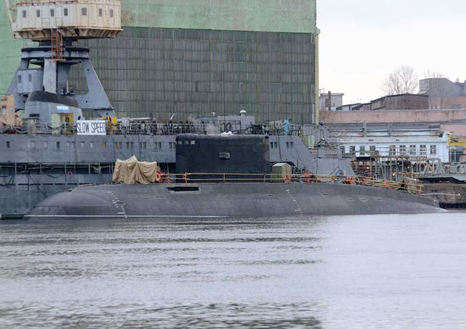Nga đồng ý bán cho Việt Nam 6 tầu ngầm Project 636 lớp Kilo. Bản hợp đồng này có trị giá 1,8 tỷ USD. Hợp đồng này đã bao gồm việc xây dựng cơ sở hạ tầng trên bờ và đào tạo thủy thủ phục vụ trên tầu ngầm. Đây là hợp đồng vũ khí lớn thứ hai của Nga thời kỳ hậu Xô-viết. Hợp đồng lớn nhất của Nga là cung cấp 8 tàu ngầm cho Trung Quốc.