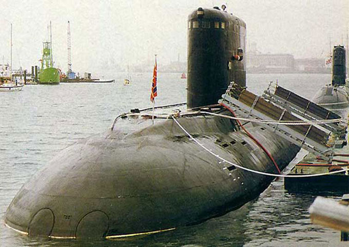 Tổng thống Nga Vladimir Putin và Thủ tướng Nguyễn Tấn Dũng đã chứng kiến lễ ký kết. Nhà máy Admiralty bắt đầu đóng chiếc tàu ngầm đầu tiên trong số 6 chiếc, trong lễ khởi công ngày 24/08/2010. Tàu ngầm này được hạ thủy ngày 28/08/2012, và trải qua một loạt thử nghiệm trên biển trước khi chuyển giao cho Việt Nam.