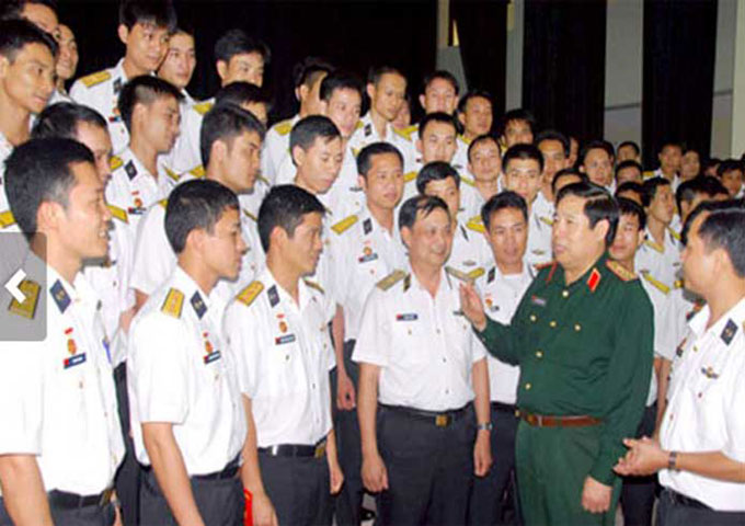Đại tướng Phùng Quang Thanh, Bộ trưởng Bộ Quốc phòng đã đến thăm các sĩ quan, thủy thủ tàu ngầm Hải quân Việt Nam đang học tập tại Trung tâm huấn luyện 125, thuộc Học viện Kỹ thuật Quân sự (KTQS) trước khi lực lượng này đi học tập tại nước ngoài.