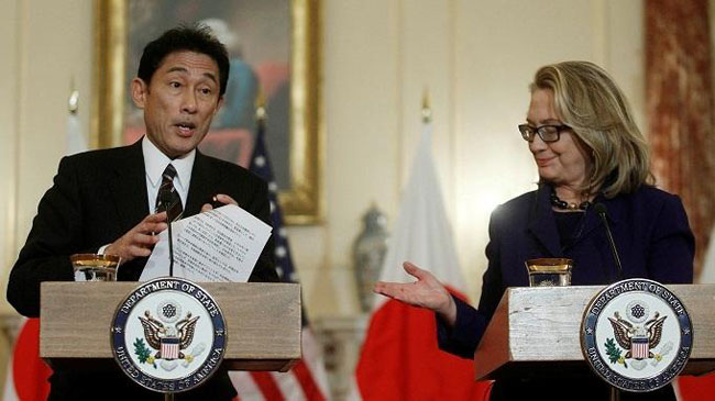 Lời chỉ trích trên được Xinhua đưa ra sau phát biểu của Ngoại trưởng Mỹ Hillary Clinton trong cuộc họp báo cùng với người đồng cấp Nhật Bản Fumio Kishida hôm qua tại Washinton, nói rằng Mỹ phản đối bất kỳ hành động đơn phương nào nhằm làm suy yếu sự quản lý của Nhật đối với quần đảo. 