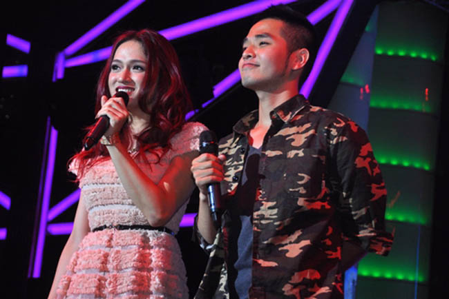 Đêm qua (19/1), Hương Giang và những người bạn thân của mình trong Vietnam Idol là Thảo My và “người tình tin đồn” Hồng Phước đã lần đầu tiên cùng nhau tái ngộ trên sân khấu. 