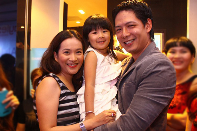 Tối 19/1, vợ chồng và con gái đầu lòng của diễn viên Bình Minh cùng đến dự buổi khai trương thương hiệu giày dành cho gia đình ở một trung tâm thương mại lớn tại TP HCM.