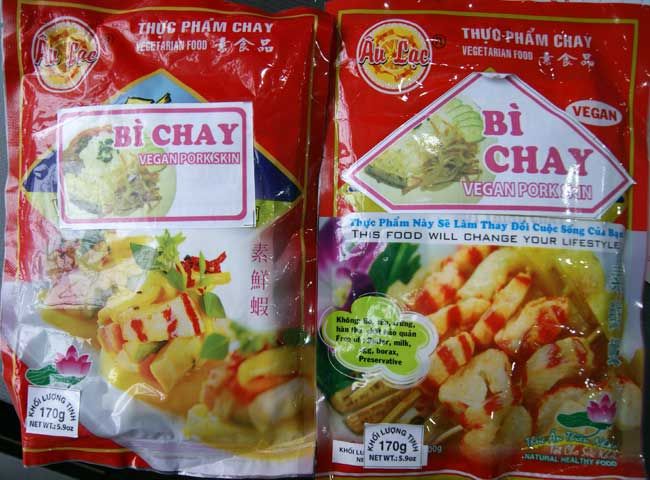 Sản phẩm Bì chay, tuy cùng một loại nhưng nhãn mác, bao bì lại hoàn toàn khác nhau. Sản phẩm của Công ty TNHH sản xuất và kinh doanh thục phẩm chay Âu Lạc.